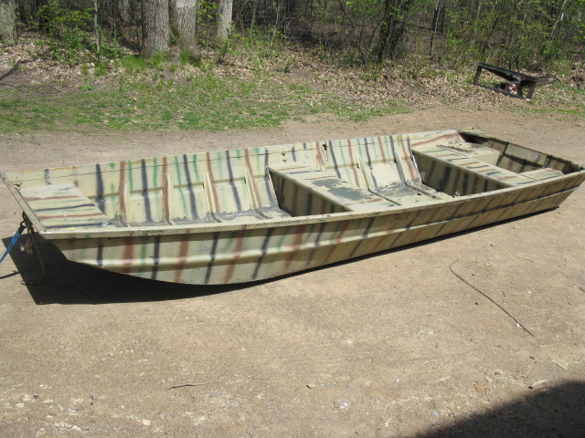 lot 190 image: Jon boat