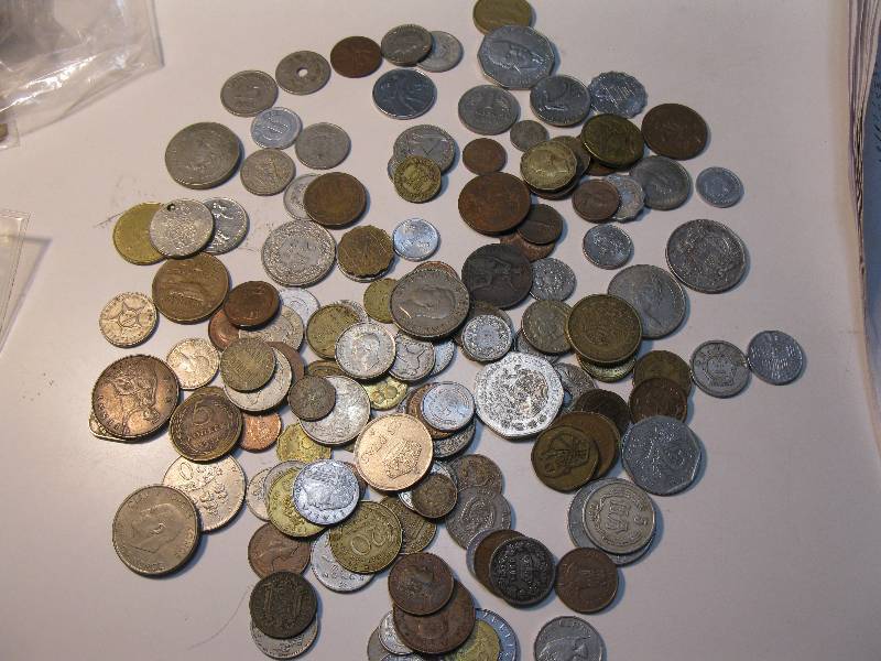 lot 265 image: 136 assorted foreign coins