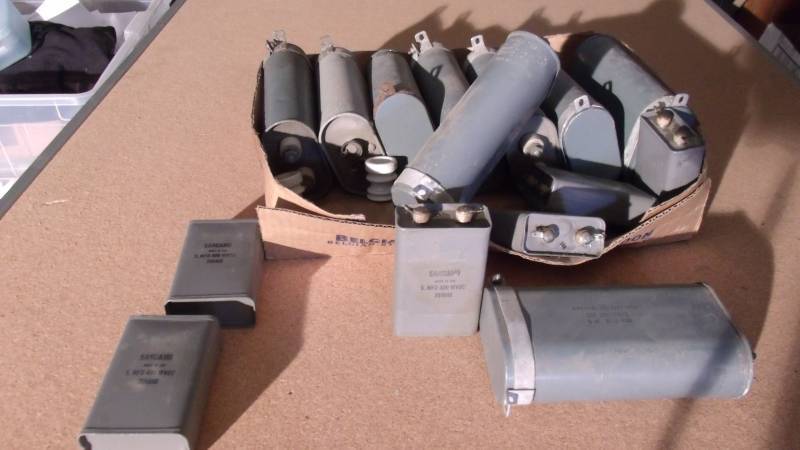lot 512 image: GE Capacitors