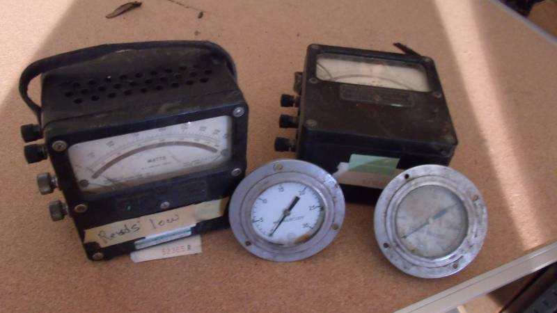 lot 520 image: Volt Meter and gauges