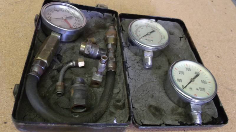 lot 529 image: Pressure gauges kit