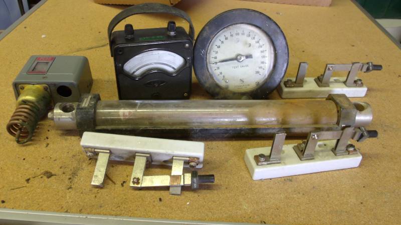 lot 554 image: Misc Gauges and Instruments