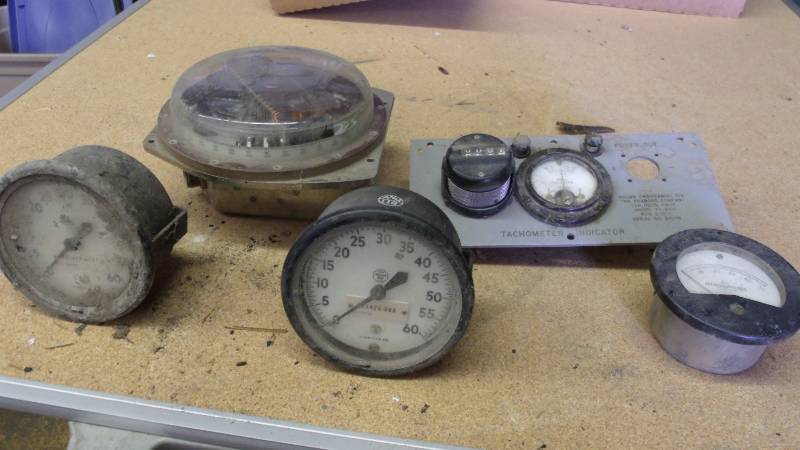 lot 555 image: Gauges, Meters and Tachometer Indicator