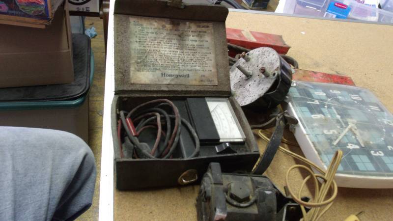 lot 558 image: Honeywell Testermeter, GE Clock, Replacement cords