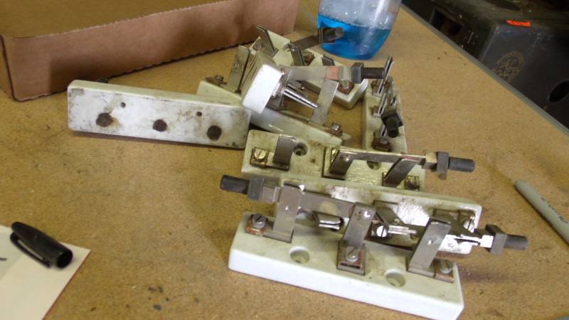 lot 595 image: 8 switches