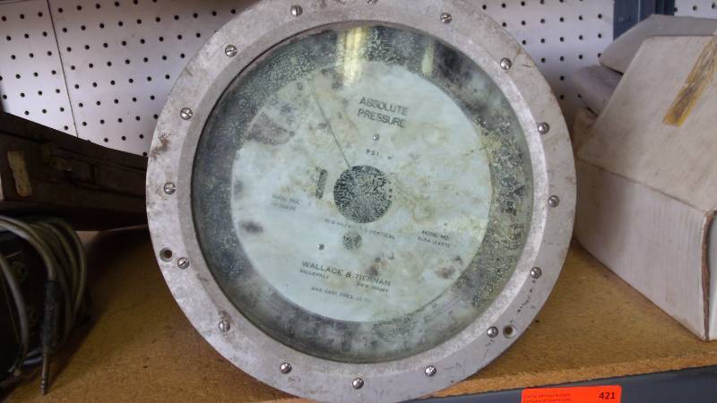 lot 421 image: Wallace & Tiernan Absolute Pressure Gauge