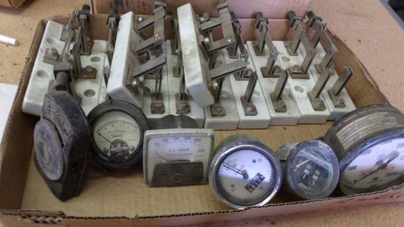 lot 568 image: Box of 12 switches and gauges