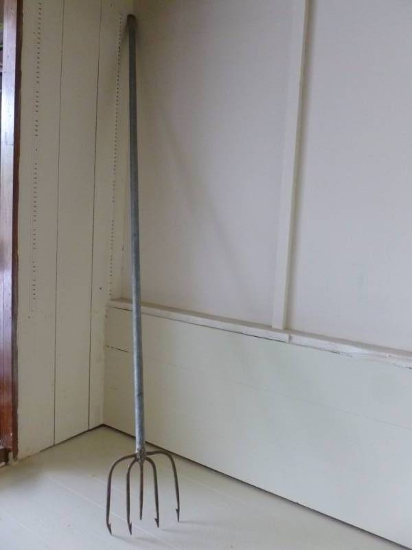 lot 16 image: Vintage River Spear
