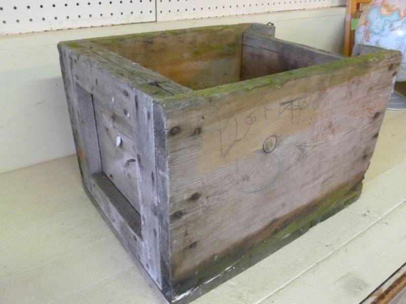 lot 34 image: Vintage Wooden Crate