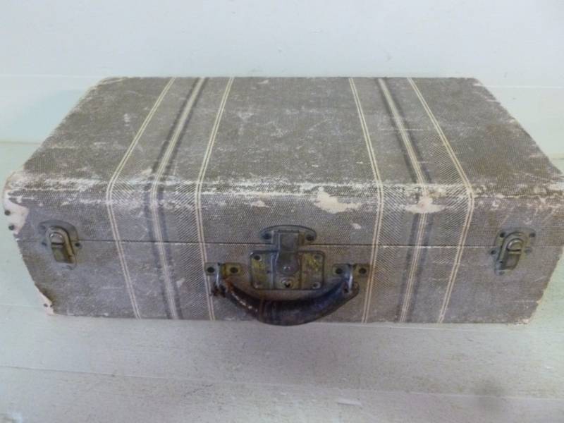 lot 92 image: Vintage Suitcase