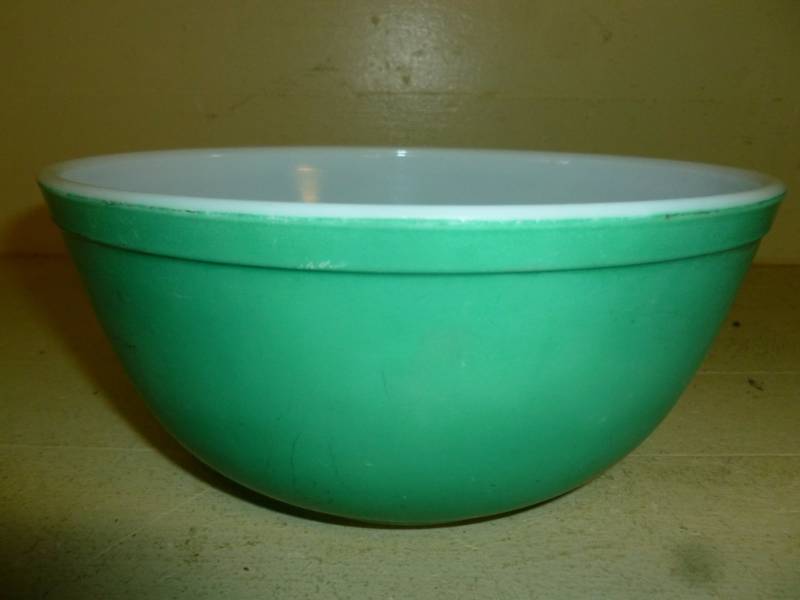 lot 99 image: Vintage Pyrex