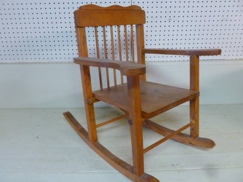 lot 104 image: Kids Rocking Chair