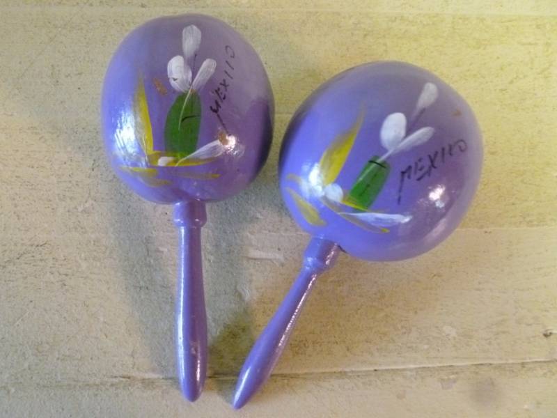 lot 107 image: Maracas
