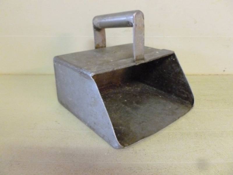 lot 124 image: Butchers Blood Scoop