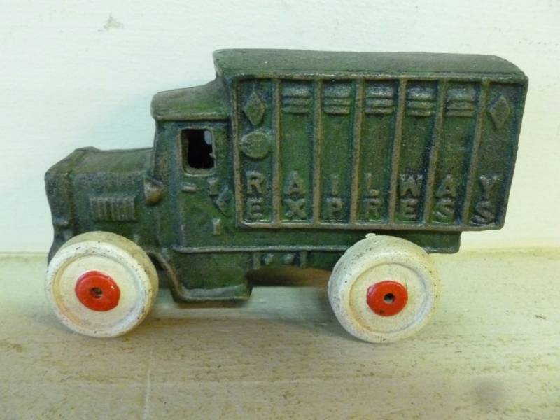 lot 176 image: Cast Iron Truck