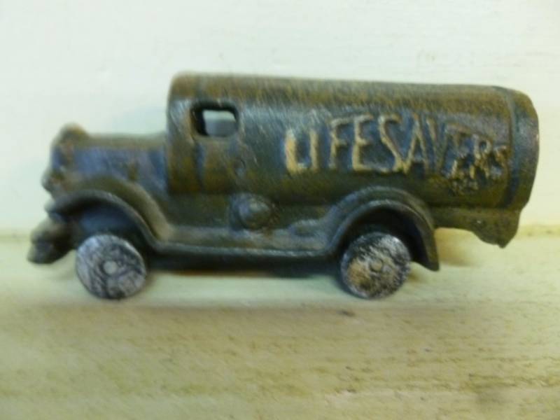 lot 178 image: Cast Iron Truck