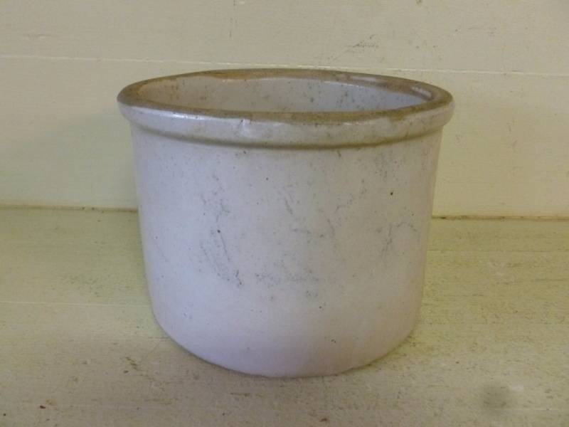 lot 250 image: Vintage Crock