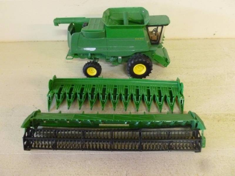 lot 276 image: Ertl - John Deere Tractor