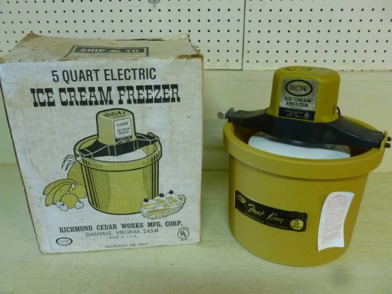 lot 334 image: Vintage Ice Cream Maker