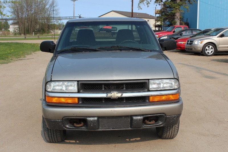 lot 803 image: 2002 Chevy S10 3 Door Extended Cab 4x4 - 75,147 Miles