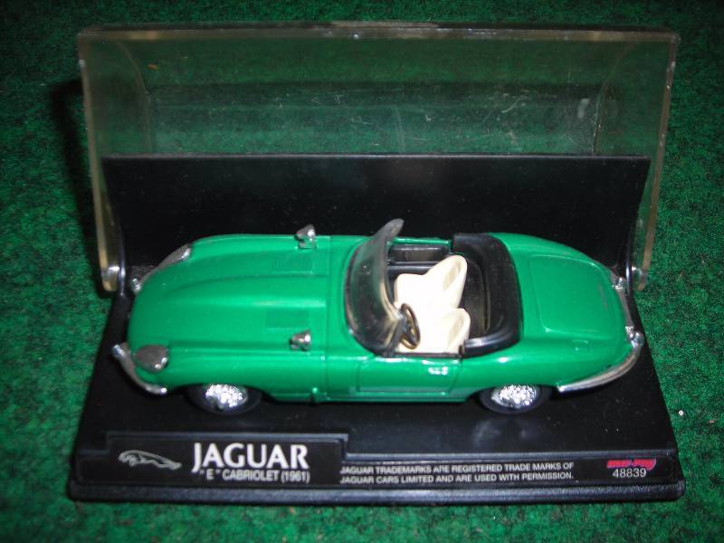 1961 Jaguar E Cabriolet Collector Car With Case
