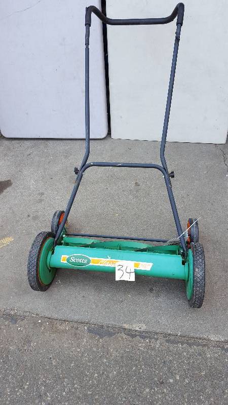 lot 34 image: Scotts Classic 20 Manual Mower damaged on handle