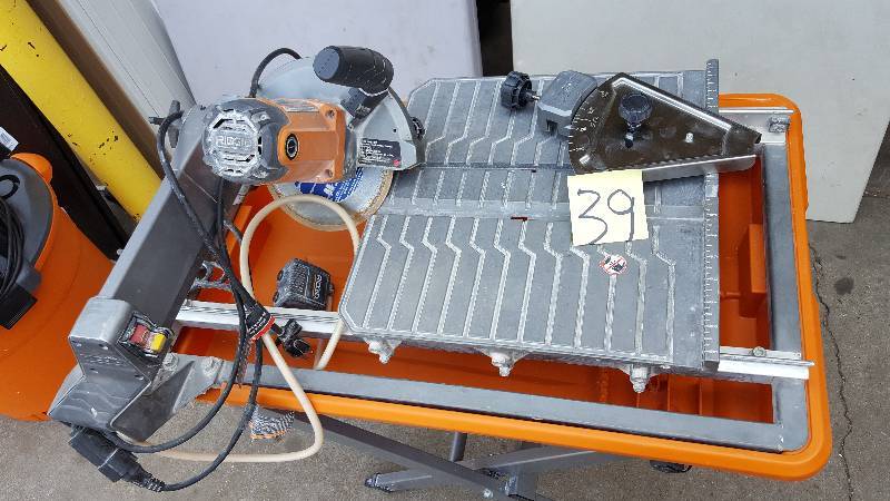 lot 39 image: Ridgid 7 in Wet Tile Saw with Stand working conditions