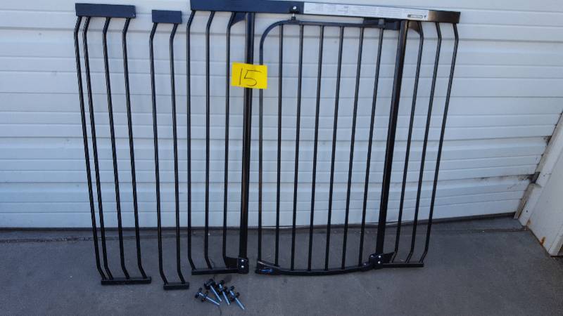 lot 15 image: Madison Xtra Tall and Wide Swing Close Gate Combo New