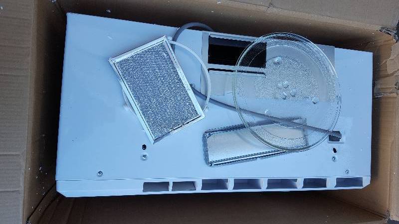 lot 24 image: Magic Chef 1.6 cu. ft. Over-the-Range Microwave in White New
