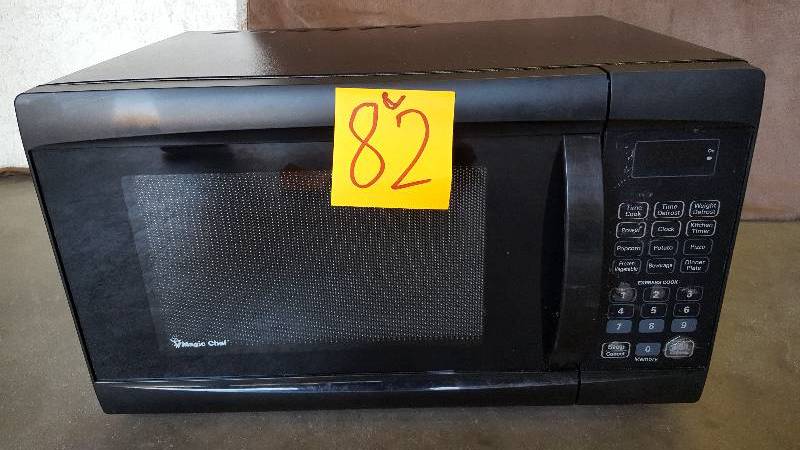 lot 82 image: Magic Chef 0.9 cu ft Microwave, Black New
