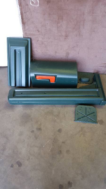 lot 63 image: Mailbox Post Combo