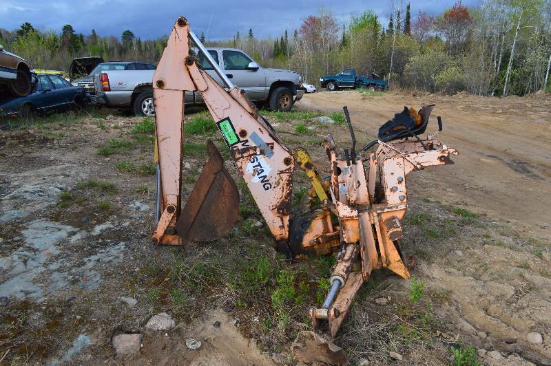 Skidsteer backhoe attachment