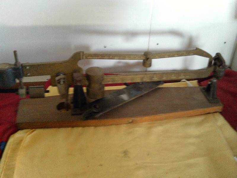 lot 1 image: ANTIQUE BRASS  TOP TO A PLAT FORM SCALE
