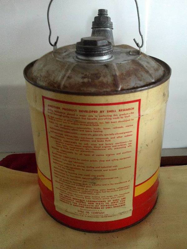 lot 5 image: VINTAGE SHELL GAS CAN