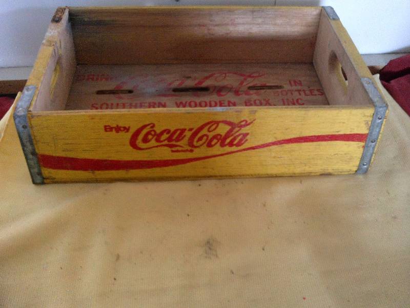 lot 8 image: VINTAGE WOODEN COKA COLA FLAT