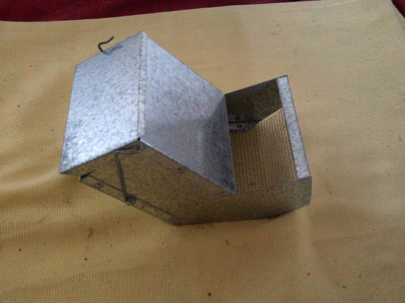 lot 10 image: RABBIT FEEDER