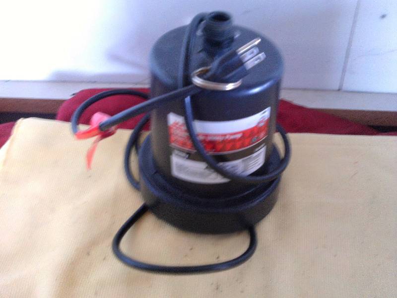 lot 20 image: SUBMERSIBLE UTILITY PUMP