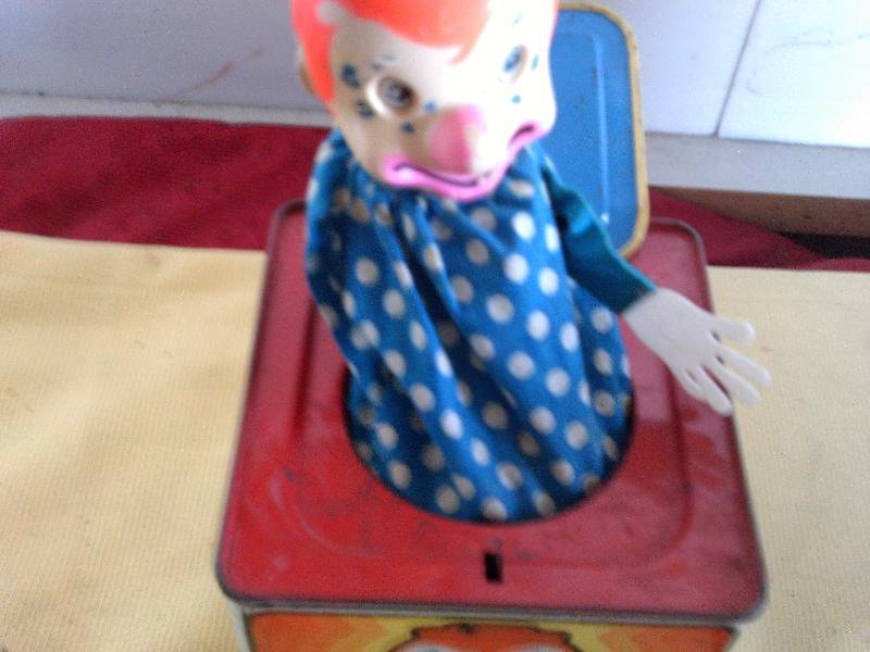 lot 21 image: VINTAGE JACK IN THE BOX