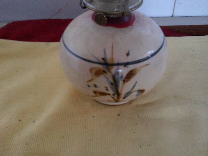lot 27 image: COLLECTIBLE OIL  LAMP