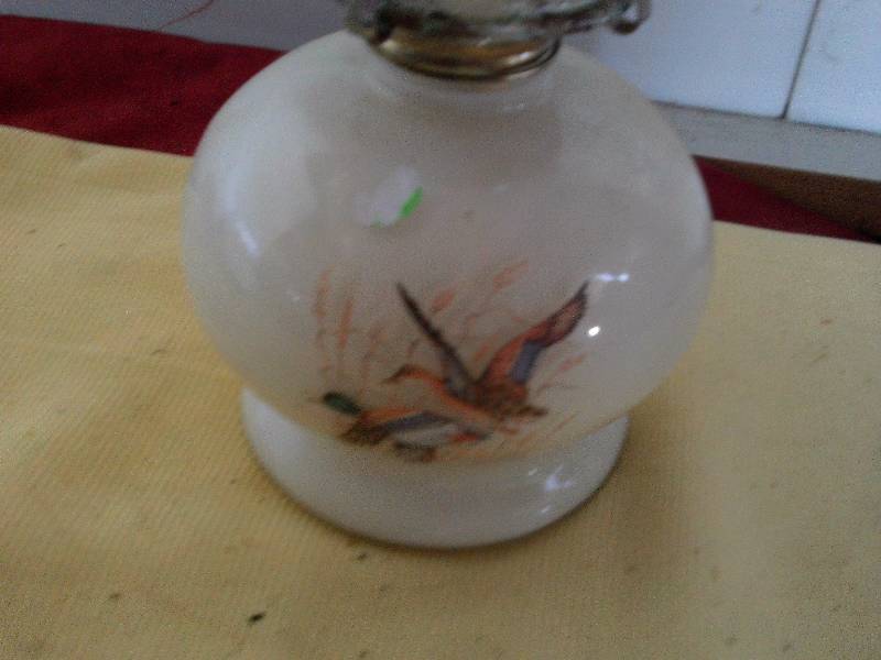lot 28 image: COLLECTIBLE OIL  LAMP