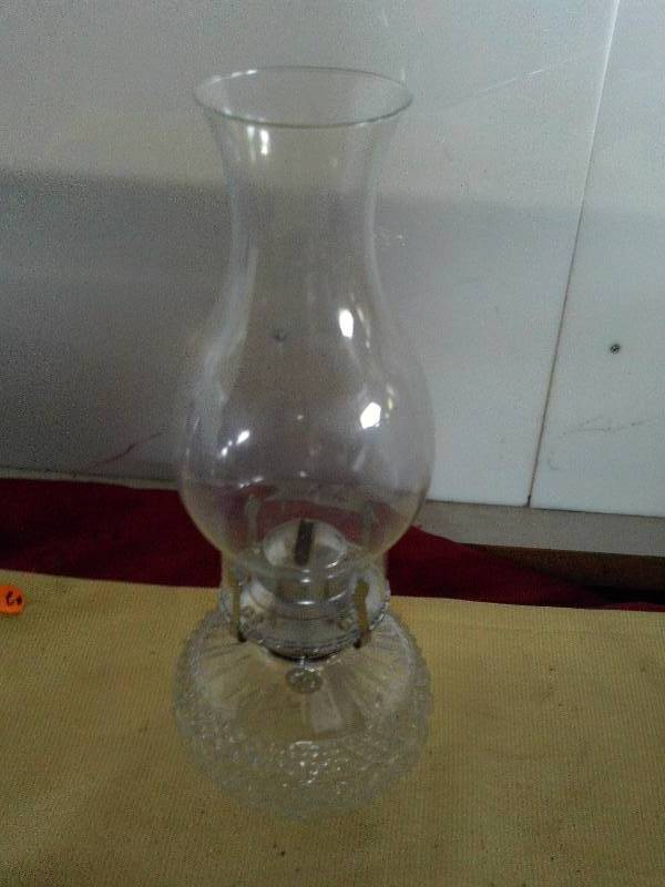 lot 29 image: COLLECTIBLE OIL LAMP
