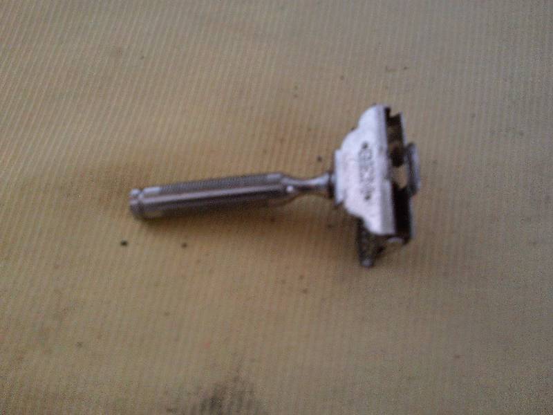 lot 30 image: COLLECTIBLE GEM RAZOR