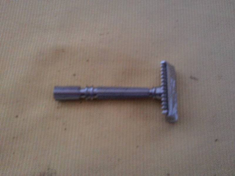 lot 31 image: COLLECTIBLE RAZOR