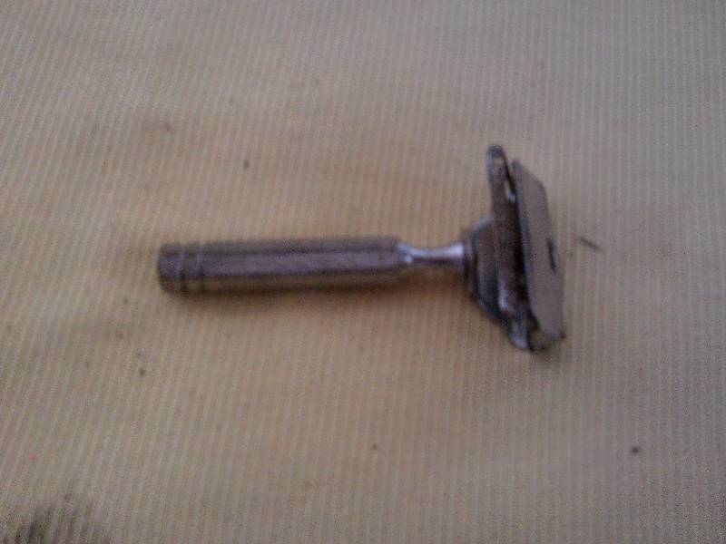 lot 32 image: COLLECTIBLE GEM RAZOR
