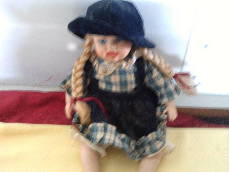 lot 36 image: COLLECTIBLE PORCELIAN DOLL