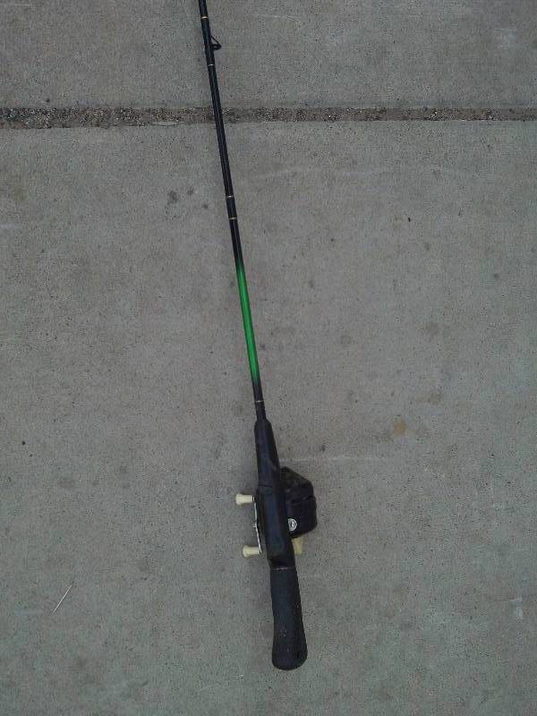 lot 42 image: HOOK SETTER CRAPPIE SPECIAL ROD AND REEL