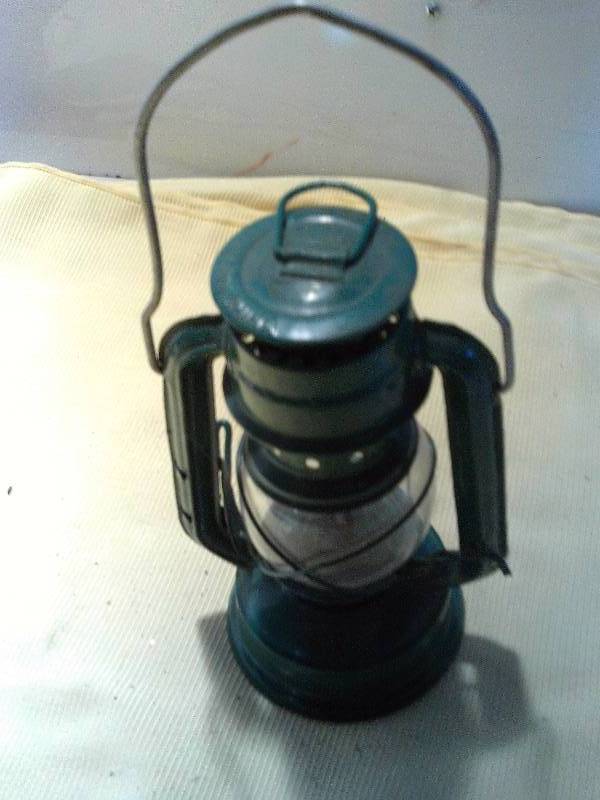 lot 61 image: collectible oil lamp