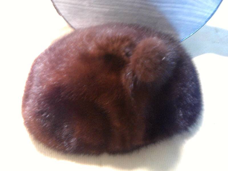 lot 70 image: amrose fur hat and box