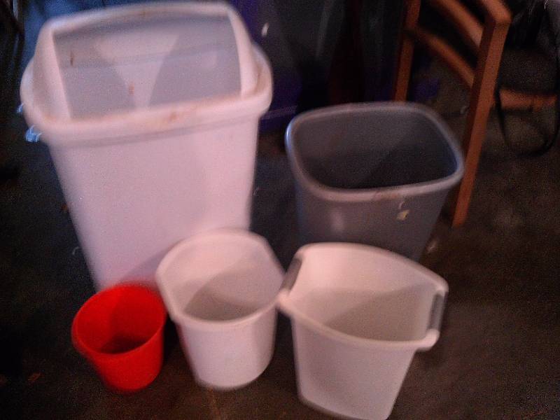 lot 95 image: assorted garbage cans