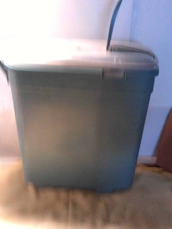 lot 102 image: dog or cat food storage bin